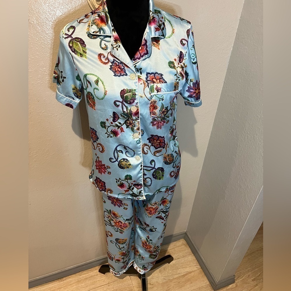 Silky pajama set size small - Picture 3 of 5